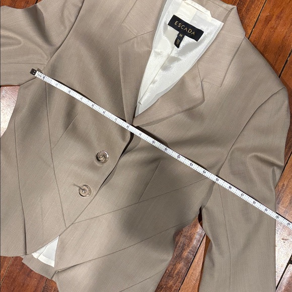 Escada Women's Beige Blazer - Picture 8 of 9